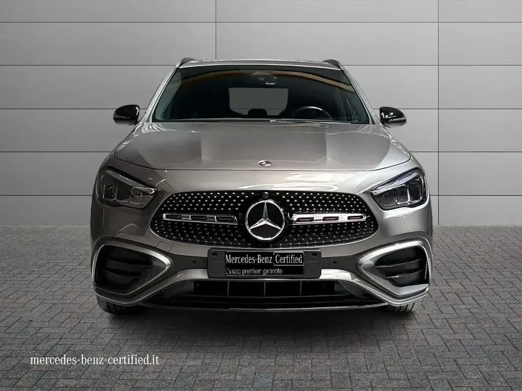 Usata Mercedes GLA200 AMG Line Premium 150 CV (110 kW) 2024 Grigio montagna SUV