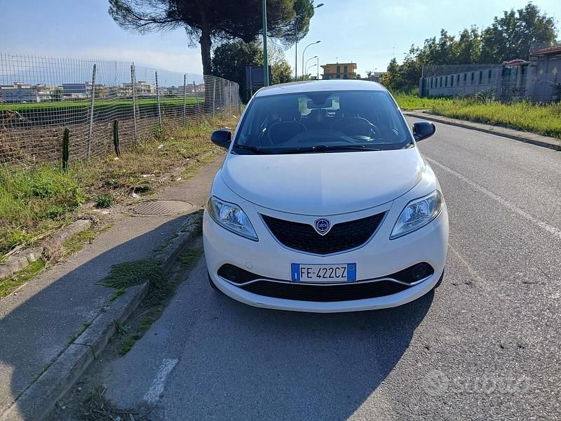 Usata Lancia Ypsilon Platinum 95 CV (69 kW) 2016 Bianco Utilitaria