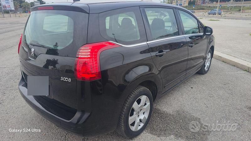 Usata Peugeot 5008 112 CV (82 kW) 2012 Nero Monovolume