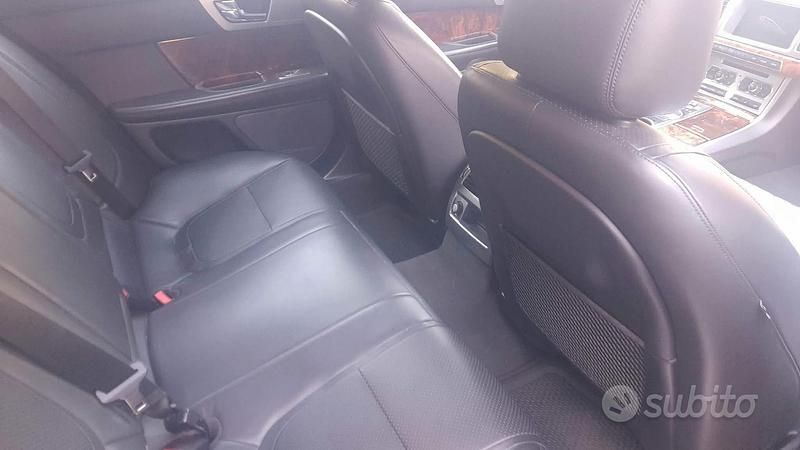 Usata Jaguar XF 340 CV (250 kW) 2014 Nero Berlina