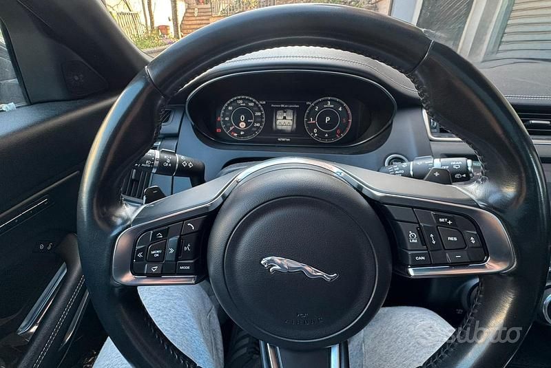 Usata Jaguar E-Pace R-Dynamic 179 CV (131 kW) 2019 Nero SUV