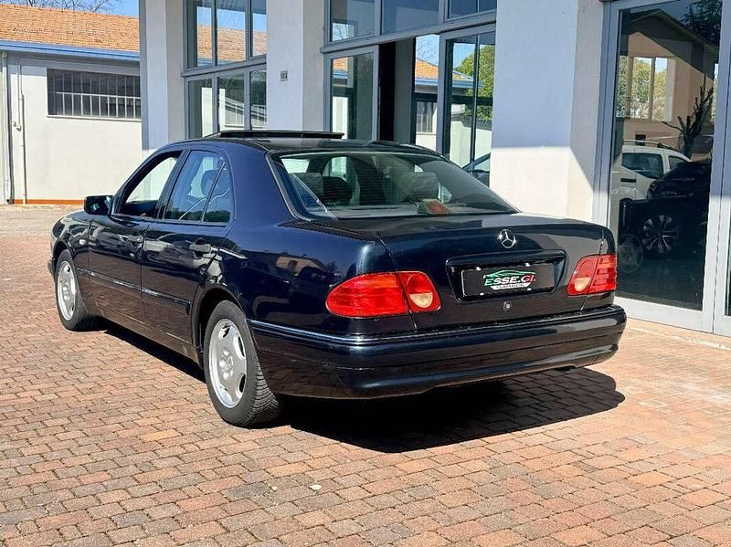 Käytetty Mercedes E200 Classic 136 HP (100 kW) 1997 Sininen Sedan