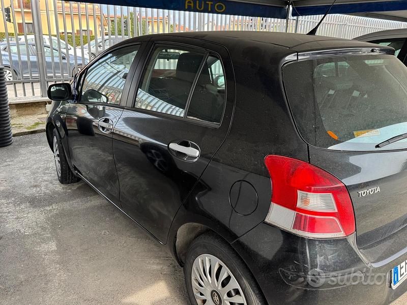 Usata Toyota Yaris Sol 69 CV (50 kW) 2011 Nero Utilitaria