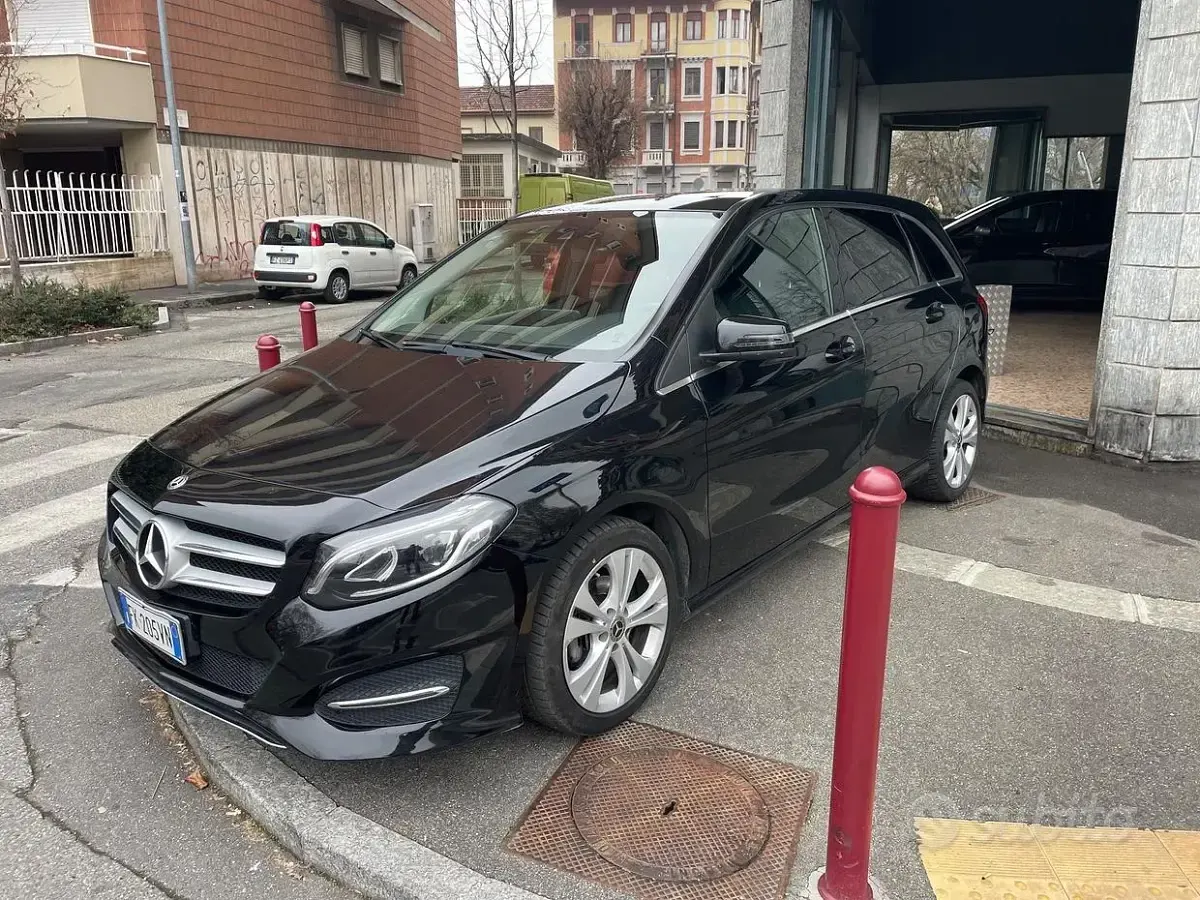 Usata Mercedes B180 Premium 109 CV (80 kW) 2017 Nero Utilitaria