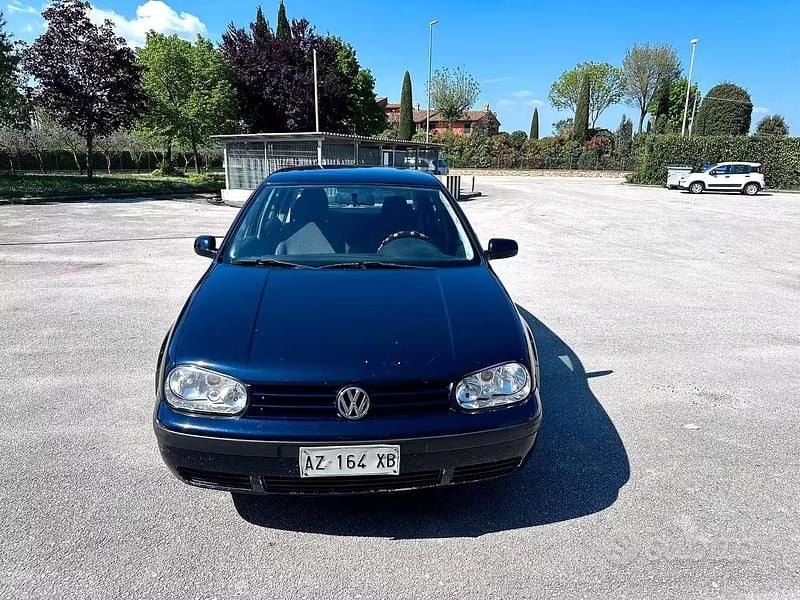Begagnad VW Golf III Comfortline 101 HK (74 kW) 1998 Blå Sedan