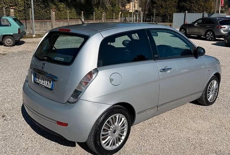 Usata Lancia Ypsilon 77 CV (56 kW) 2011 Argento Utilitaria