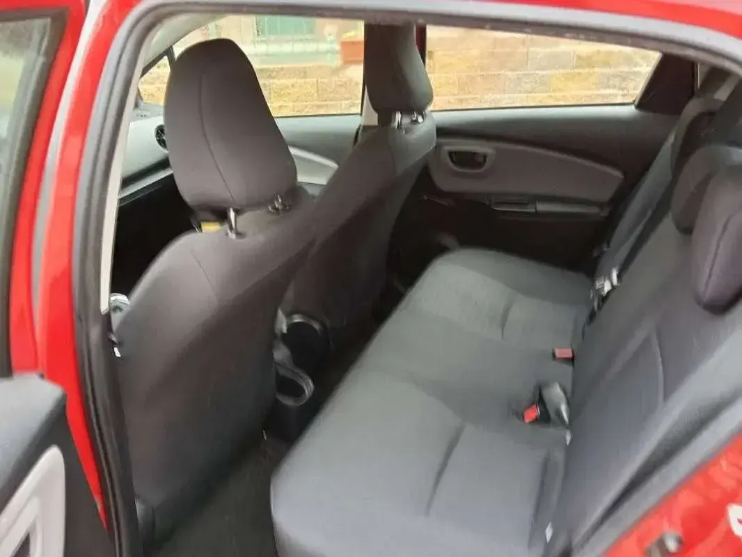 Begagnad Toyota Yaris Hybrid Cool 73 HK (53 kW) 2017 Röd Sedan