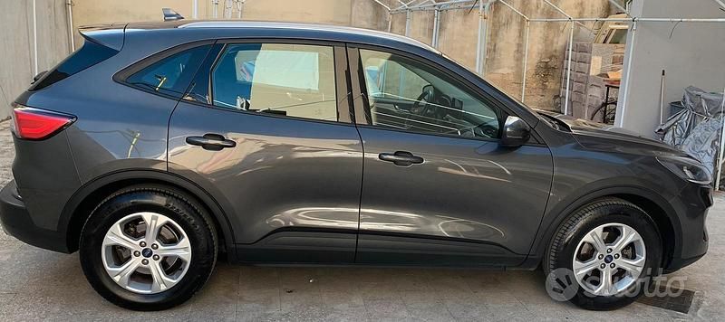 Usado Ford Kuga 120 CV (88 kW) 2021 Gris SUV