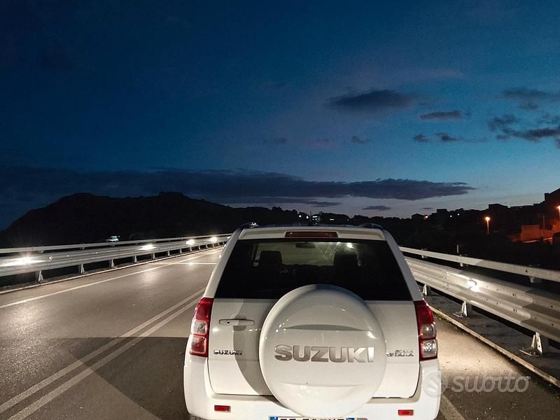 Usata Suzuki Vitara 2011 Bianco Station wagon
