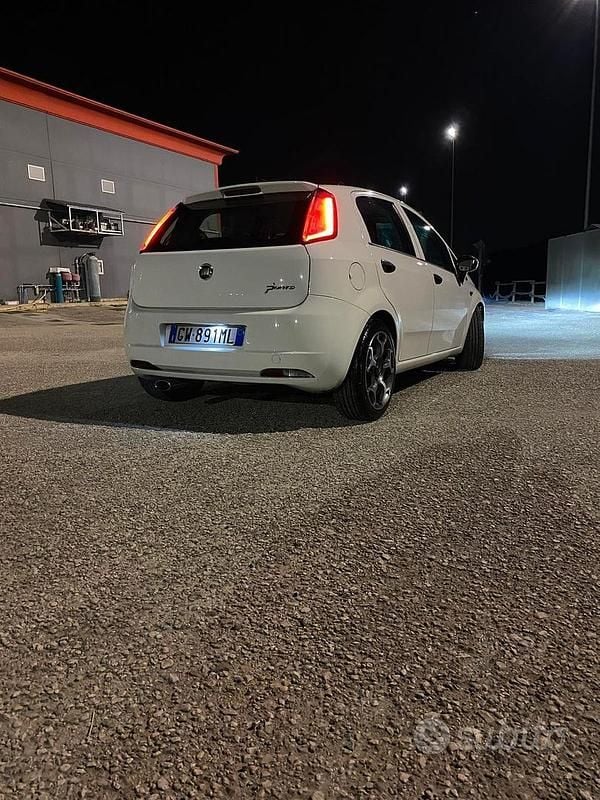 Usata Fiat Grande Punto 75 CV (55 kW) 2006 Bianco Utilitaria