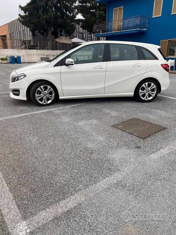 Usata Mercedes B180 109 CV (80 kW) 2018 Bianco Utilitaria