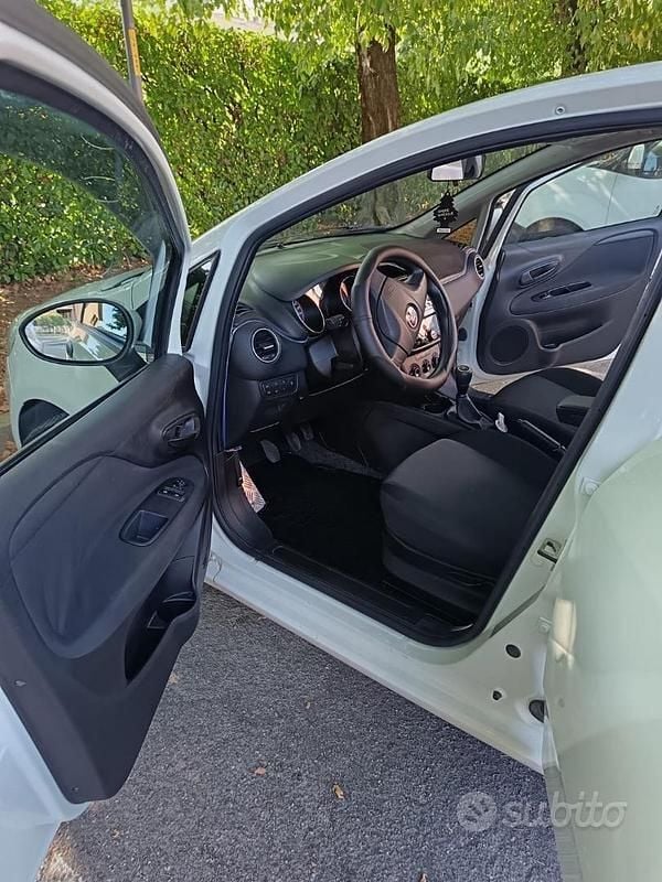 Usata Fiat Grande Punto S 75 CV (55 kW) 2015 Bianco Utilitaria