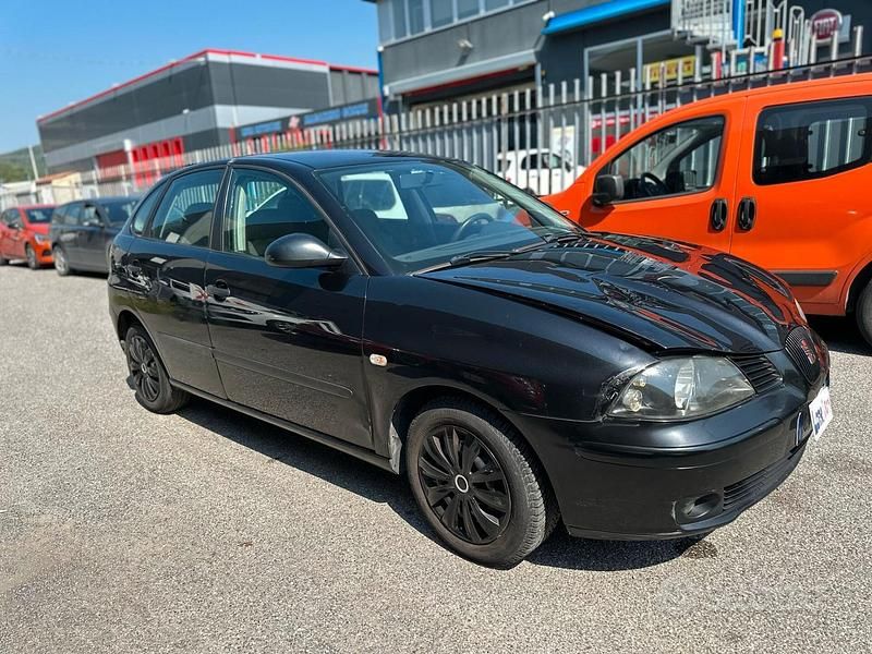 Nero Usata 2005 Seat Ibiza Reference Tre volumi | 1990 € (Buon prezzo) - Immagine 1/4