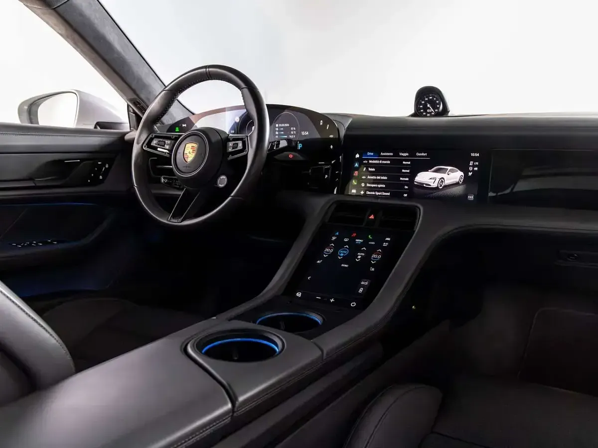 Usata Porsche Taycan 141 kW (193 CV) 2021 Bianco carrara metallizzato Berlina