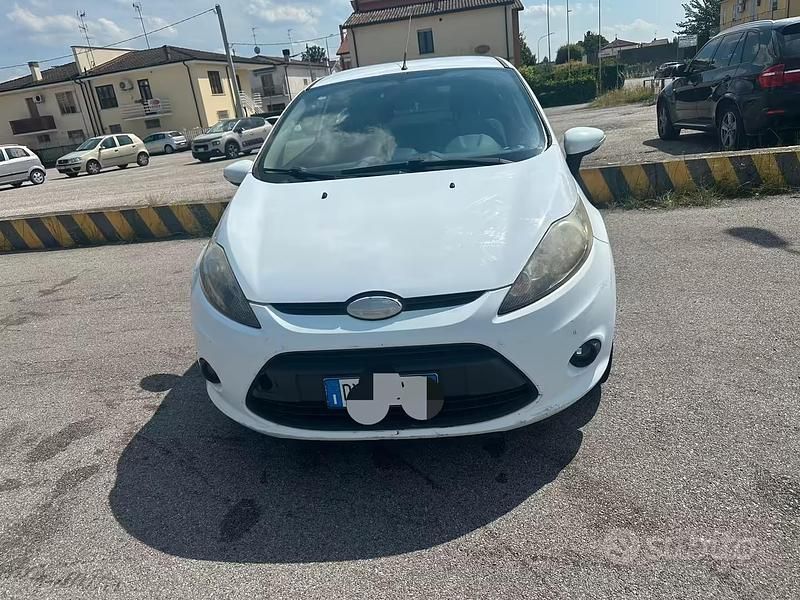 Usata Ford Fiesta Titanium 68 CV (50 kW) 2009 Bianco Utilitaria