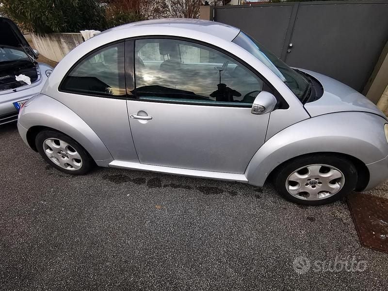 Usata VW New Beetle 105 CV (77 kW) 2010 Grigio Utilitaria
