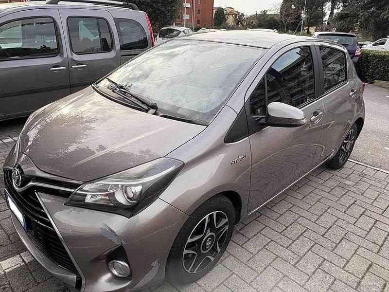 Usata Toyota Yaris Hybrid Active 75 CV (55 kW) 2015 Marrone Berlina