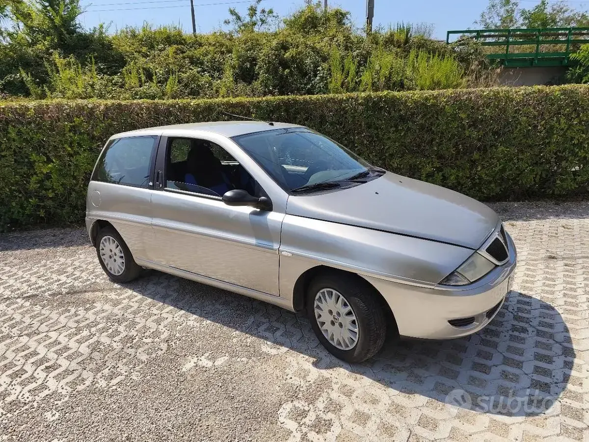 Usata Lancia Ypsilon 60 CV (44 kW) 2001 Grigio Utilitaria