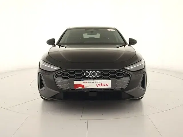 Usata Audi A5 Sportback Advanced 204 CV (150 kW) 2025 Nero mythos metallizzato Utilitaria