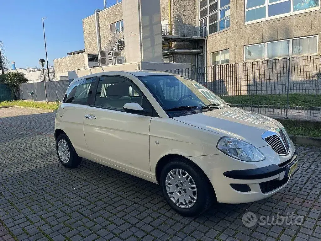 Usata Lancia Ypsilon 60 CV (44 kW) 2004 Beige Utilitaria