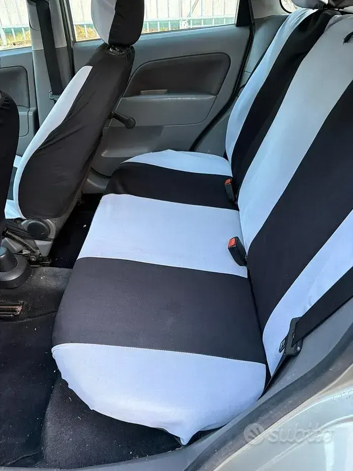 Usata Ford Fiesta 68 CV (50 kW) 2002 Grigio Utilitaria