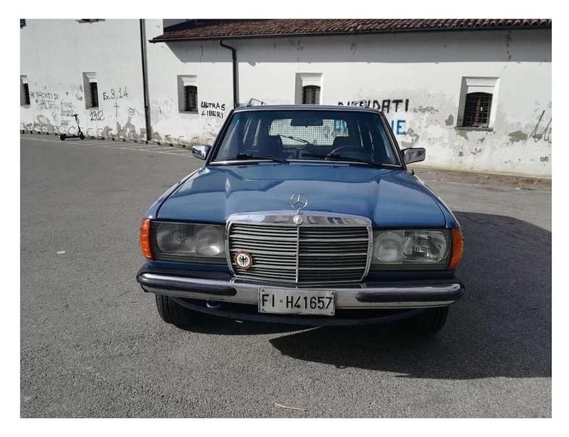 Usata Mercedes 240 72 CV (52 kW) 1983 Blu/azzurro Station wagon