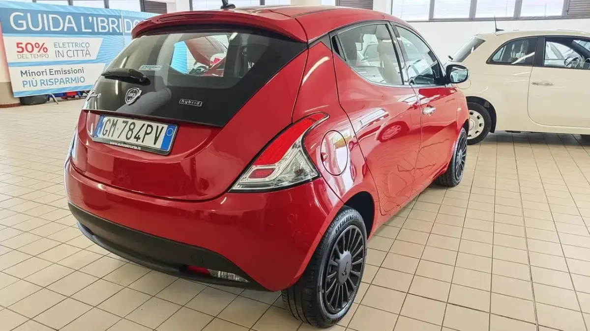 Usata Lancia Ypsilon Silver 69 CV (50 kW) 2023 Rosso Utilitaria