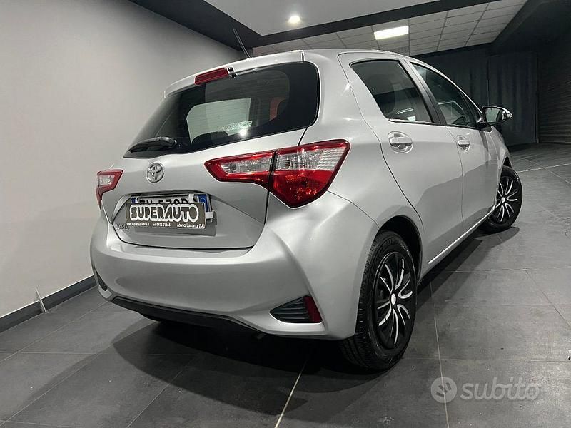 Usata Toyota Yaris Active 69 CV (50 kW) 2019 Grigio Berlina