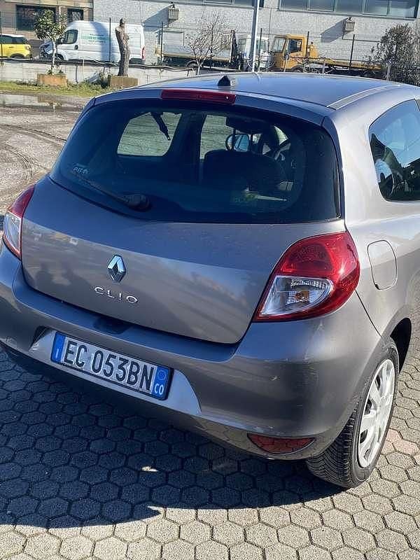 Usata Renault Clio III 75 CV (55 kW) 2010 Grigio Berlina