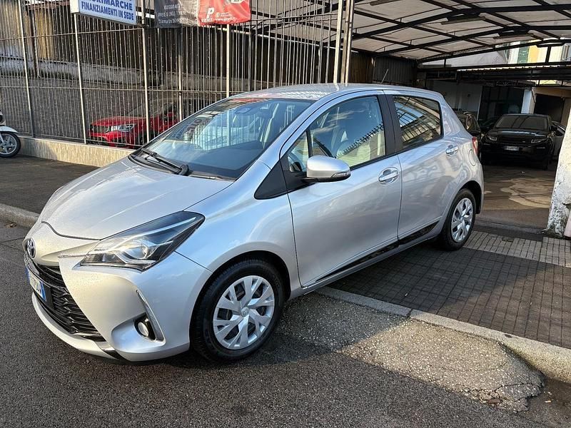 Grigio Usata 2019 Toyota Yaris Tre volumi | 10.500 € (Buon prezzo) - Immagine 1/4