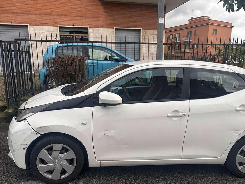 Usata Toyota Aygo X-play 69 CV (50 kW) 2015 Bianco Utilitaria