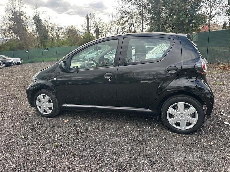 Usata Toyota Aygo 67 CV (49 kW) 2009 Nero Utilitaria