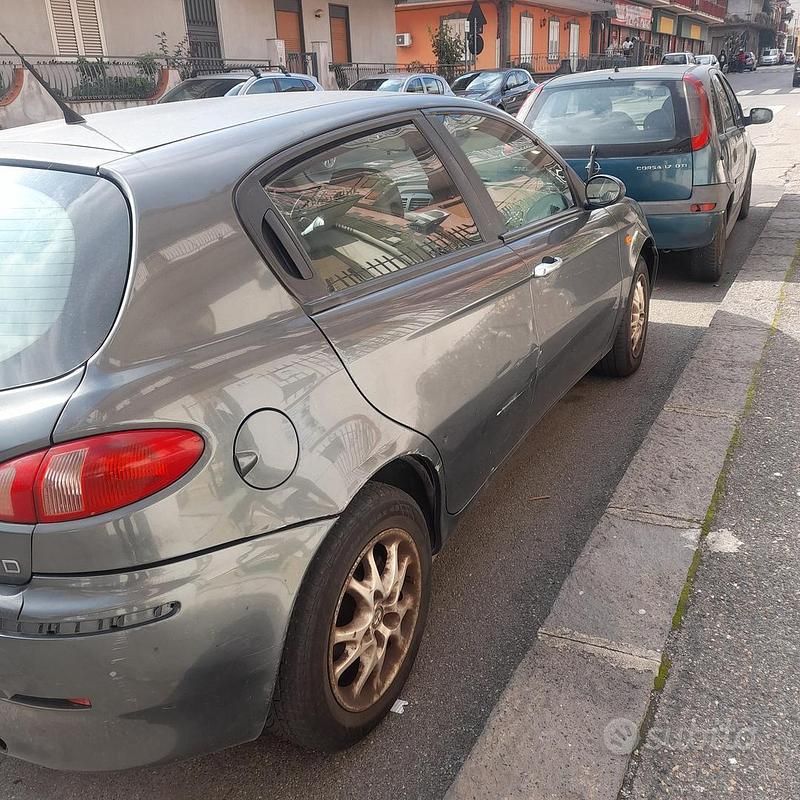 Usata Alfa Romeo 147 100 CV (73 kW) 2002 Utilitaria