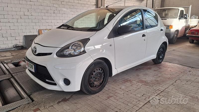 Usata Toyota Aygo Active 68 CV (50 kW) 2013 Bianco Utilitaria