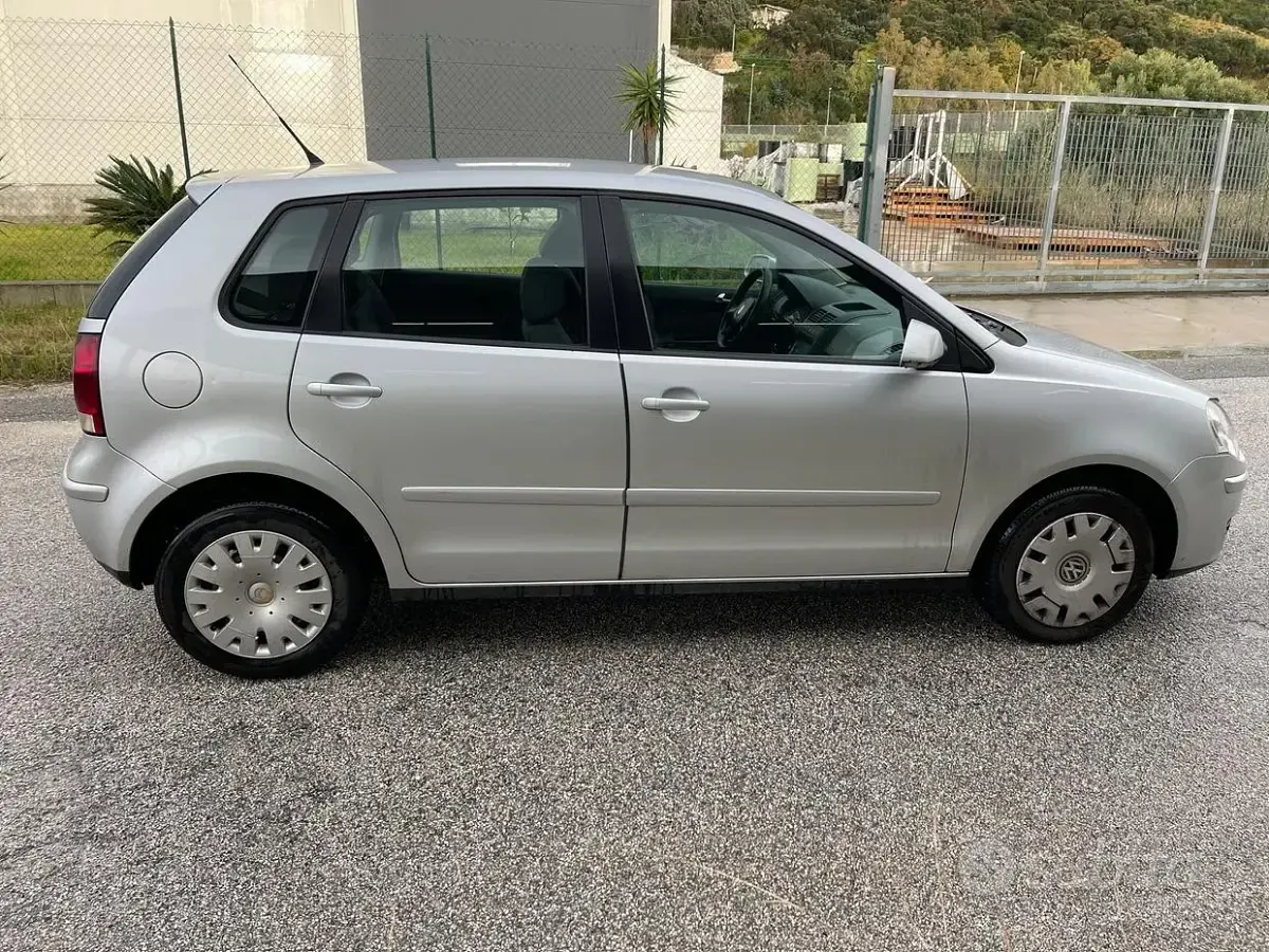 Usado VW Polo Comfortline 80 CV (58 kW) 2006 Gris Utilitario