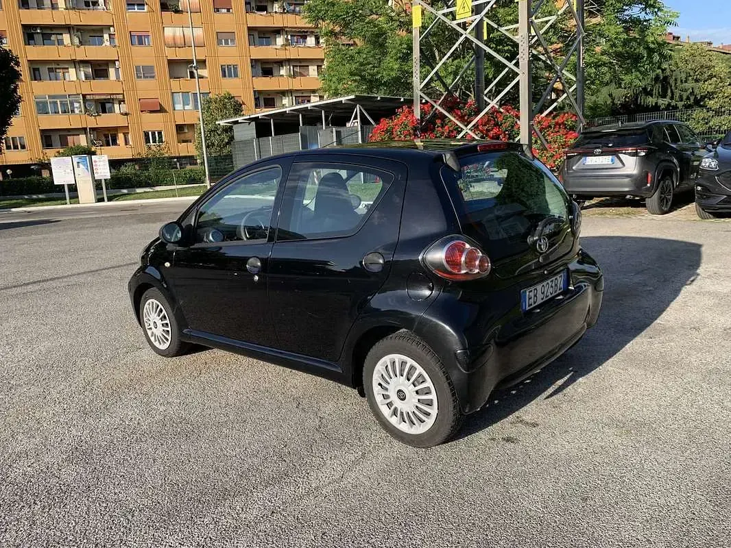 Usata Toyota Aygo 68 CV (50 kW) 2010 Nero Utilitaria
