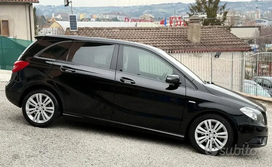 Usata Mercedes B180 109 CV (80 kW) 2012 Nero Utilitaria