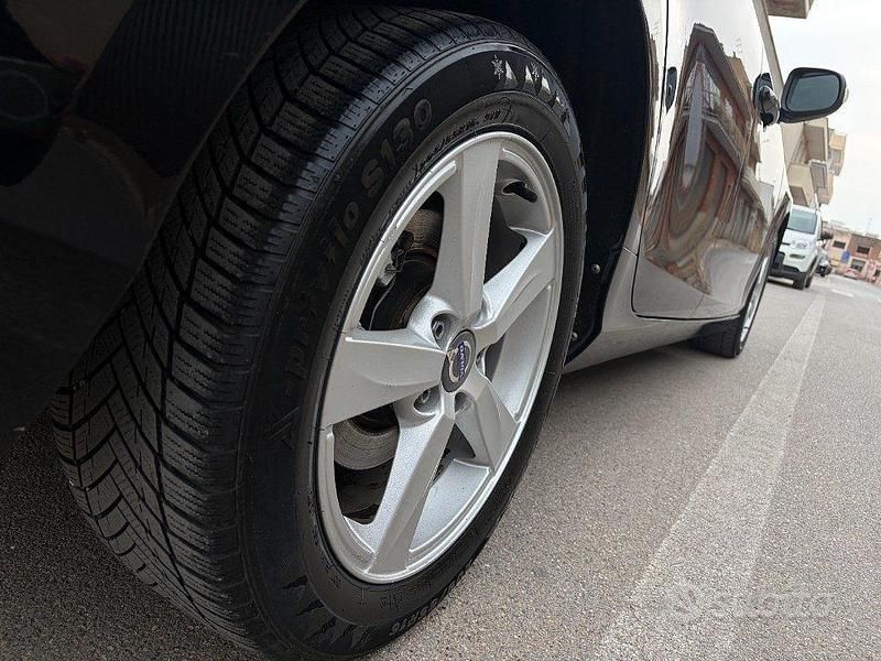 Usata Volvo V40 Kinetic 116 CV (85 kW) 2014 Nero Berlina