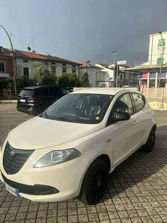 Usata Lancia Ypsilon 85 CV (62 kW) 2015 Bianco Utilitaria