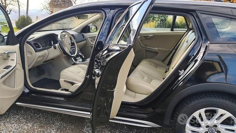 Occasion Volvo V60 CC Momentum 150 PK (110 kW) 2016 Zwart Stationwagen