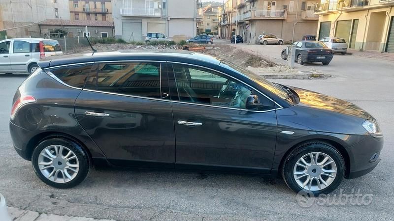 Begagnad Lancia Delta 120 HK (88 kW) 2010 Grå Halvkombi