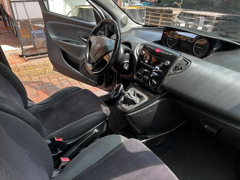 Usata Lancia Ypsilon 95 CV (69 kW) 2011 Grigio Utilitaria