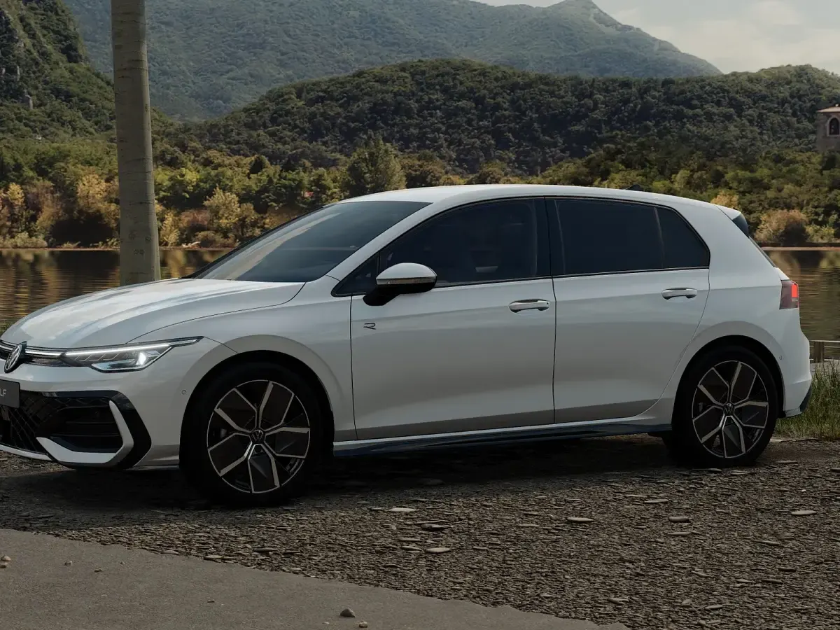 Nuova VW Golf VIII R-line Plus 150 CV (110 kW) 2026 Pure white Berlina