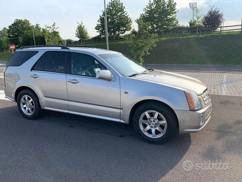 Grigio Usata 2010 Cadillac SRX SUV | 7500 € - Immagine 1/4