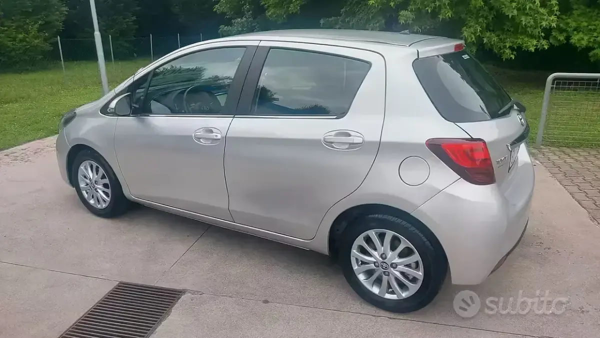 Usata Toyota Yaris Lounge 69 CV (50 kW) 2015 Grigio Utilitaria