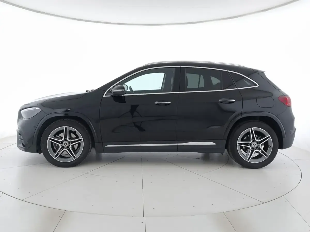 Usata Mercedes GLA180 AMG Line Premium 116 CV (85 kW) 2023 Nero metallizzato SUV