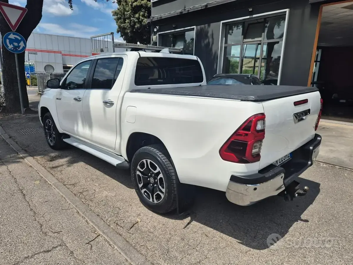 Usata Toyota HiLux Lounge 150 CV (110 kW) 2023 Bianco Pick-up