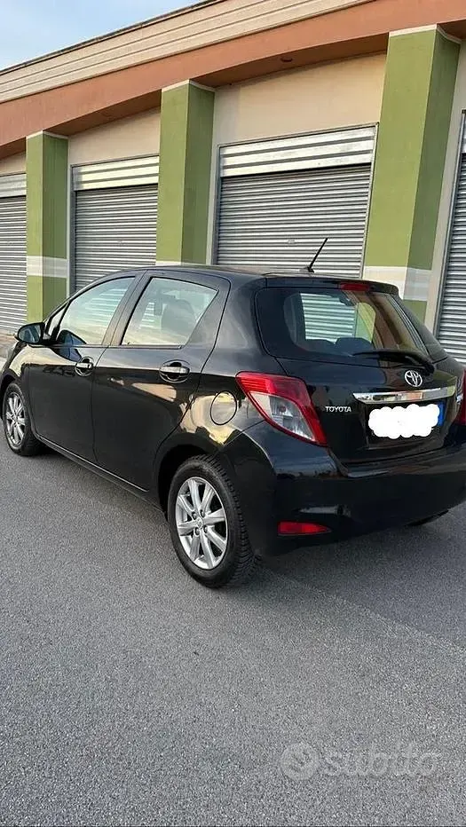 Usata Toyota Yaris Lounge 90 CV (66 kW) 2011 Nero Utilitaria