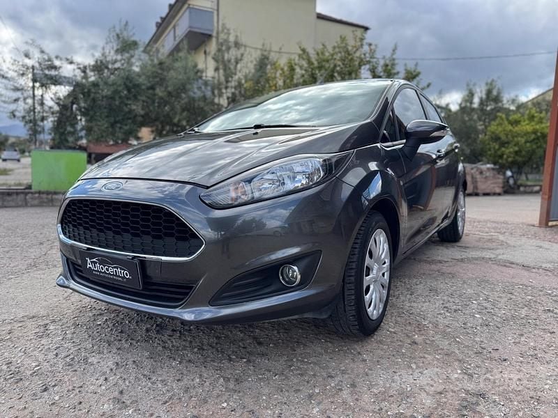 Grigio Usata 2017 Ford Fiesta Business Edition Tre volumi | 7500 € (Buon prezzo) - Immagine 1/4