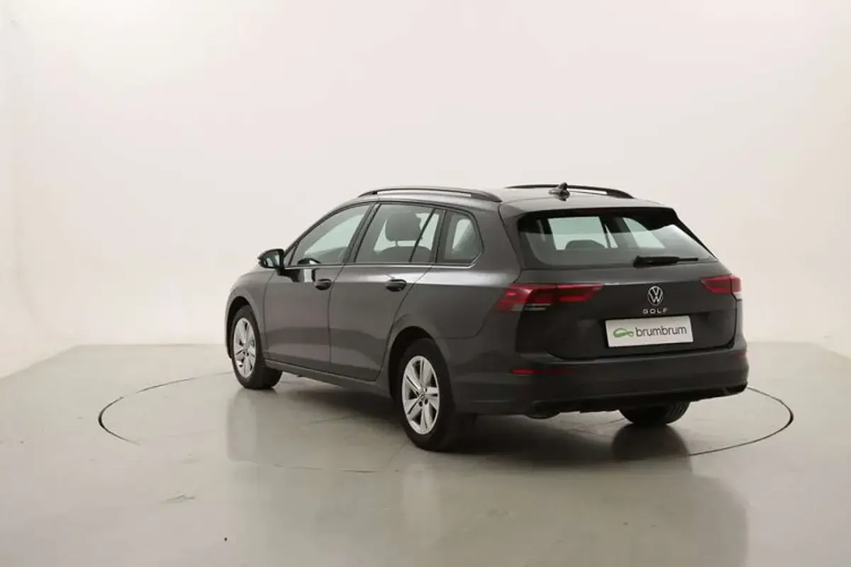 Usata VW Golf VIII Life 116 CV (85 kW) 2022 Grigio Station wagon